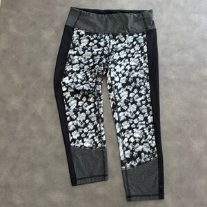 Joe Fresh Gray Flower Print Capri Yoga Pants